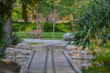 Have a picnic in Largo Central Park